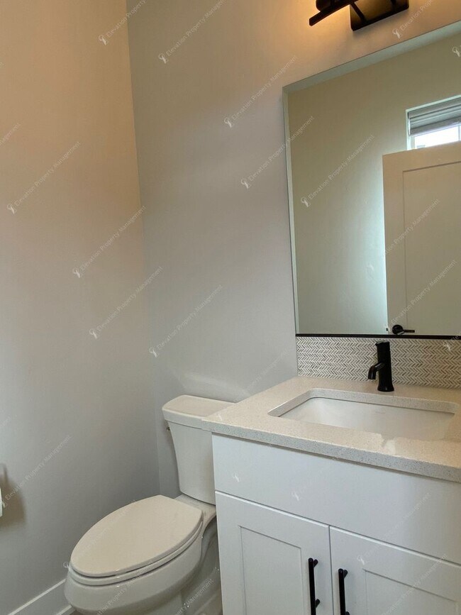 Building Photo - Newer 3BR - 2.5BA Home a Sought-After Redm...