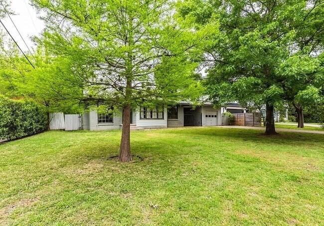 Building Photo - 4902 Valley Oak Dr