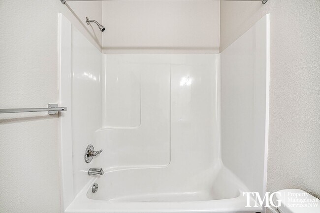 Building Photo - 2BD Duplex in Great Washougal Location! Beautiful Finishes!