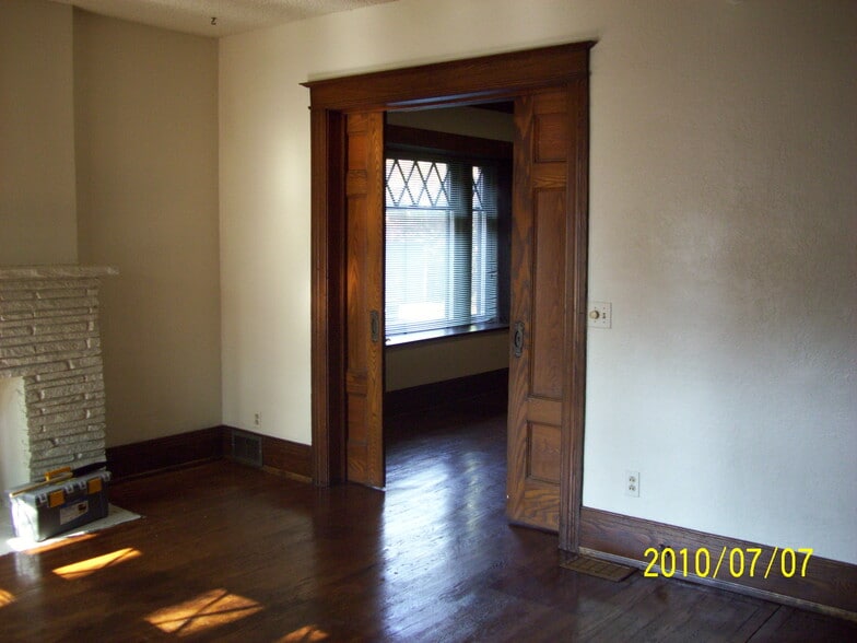 pocket door to bedroom - 21 Lakeview Ter