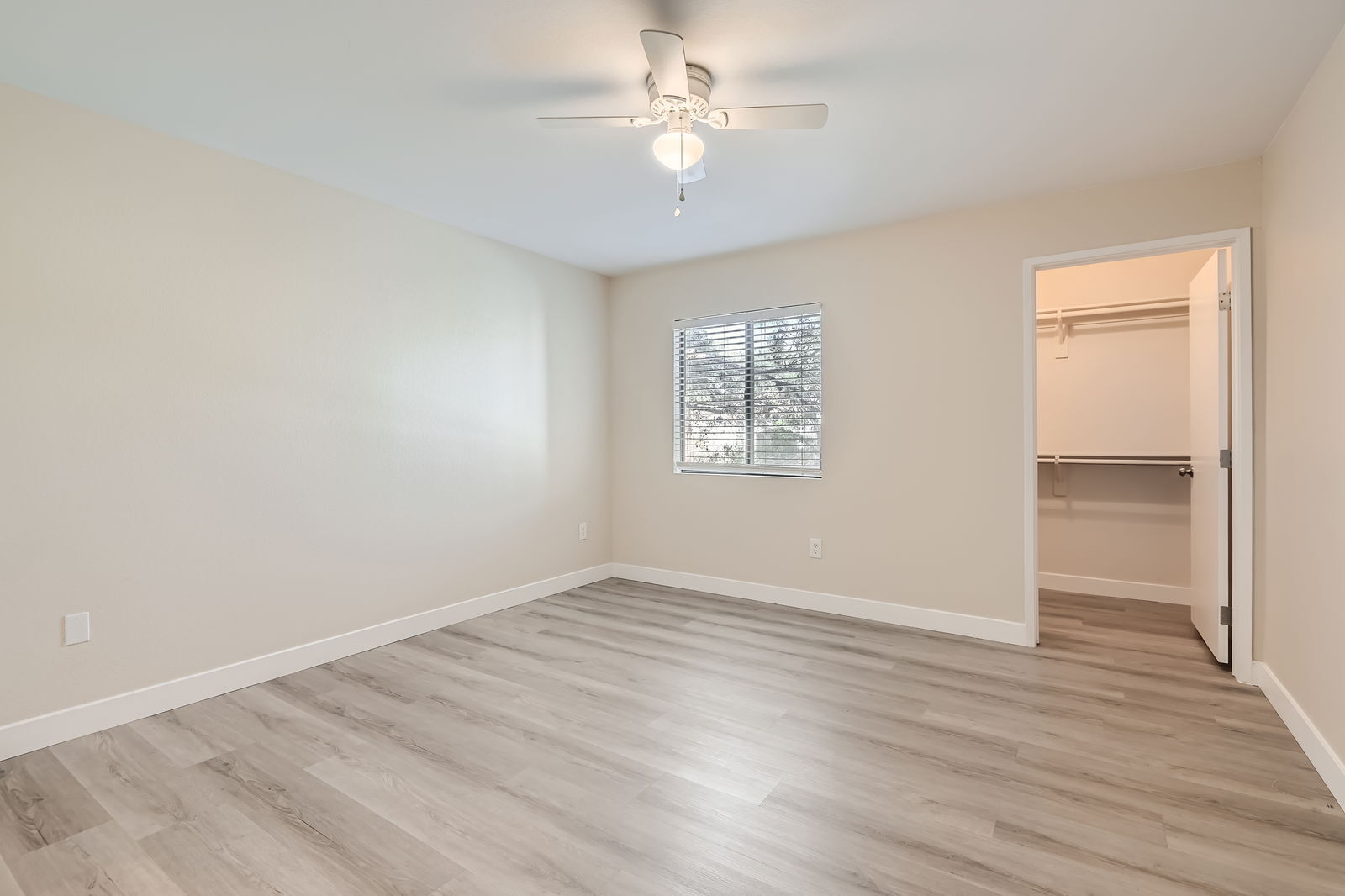 Building Photo - 950 Seven Hills Dr