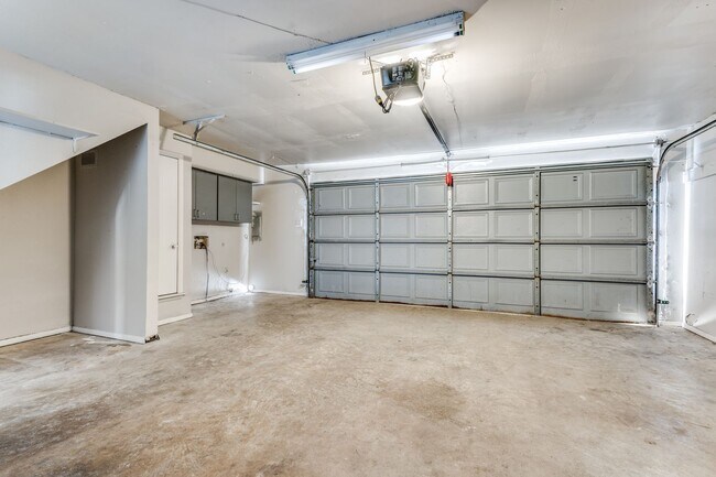 Building Photo - Charming 2-Bedroom Townhome in North Irving with Spacious 2-Car Garage