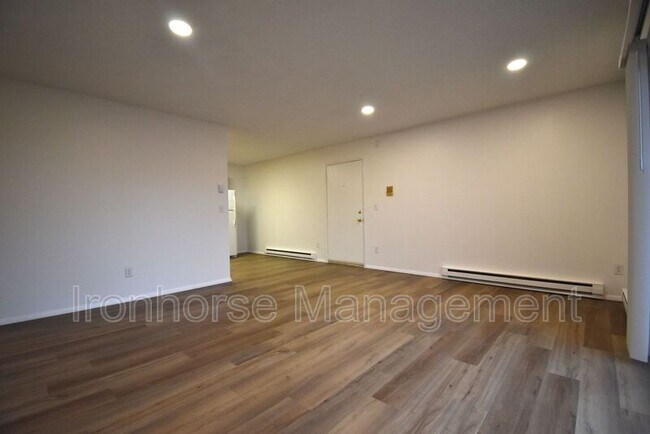 Building Photo - 811 W Villard St