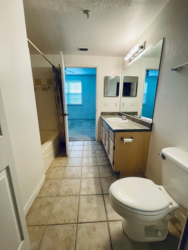Building Photo - GREAT LOCATION!  SPACIOUS 3 BEDROOM 2 BATH...