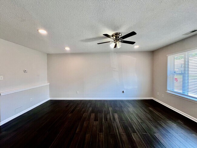 Building Photo - Gorgeous townhouse in the heart of Virgini...