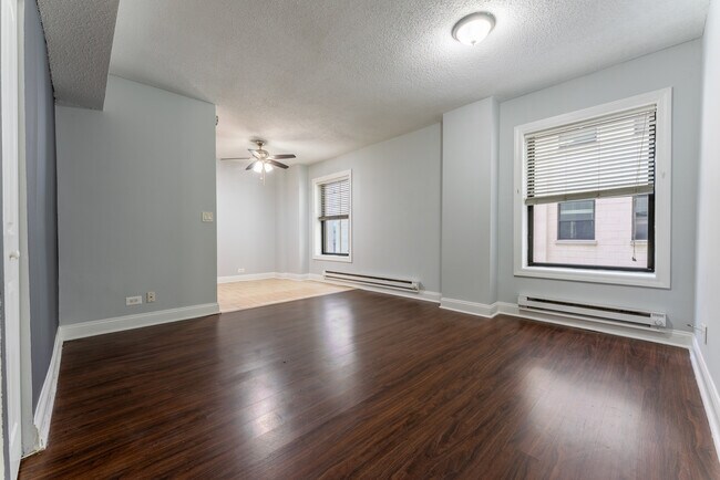 Building Photo - 4520 N Clarendon Ave