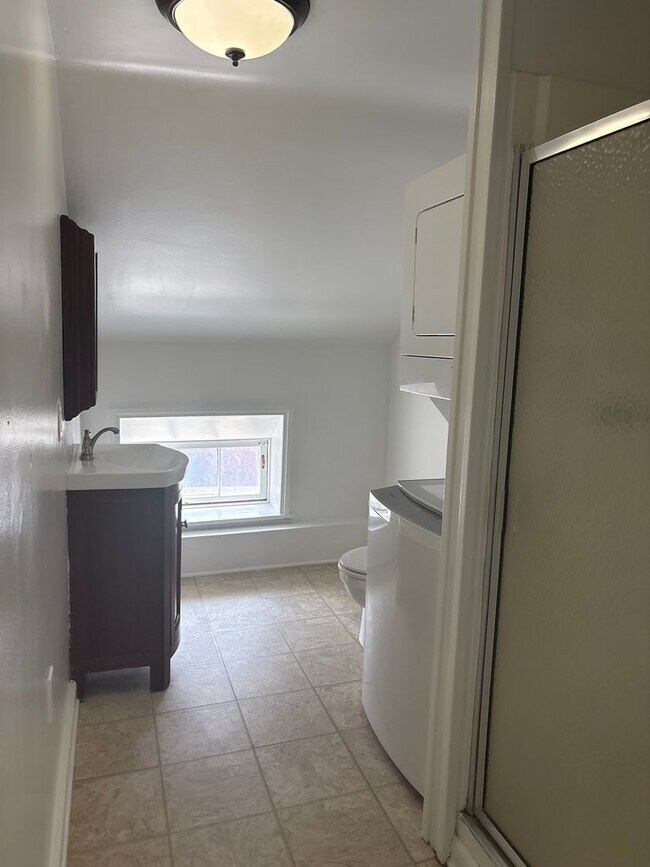 Building Photo - 1-2 Bedroom 3rd Floor Apartment Across from Central Market in Downtown York