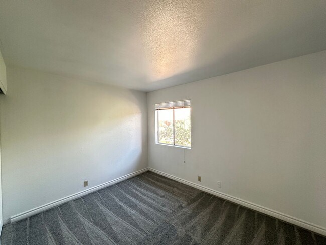 Building Photo - 4340 Sandy River Dr