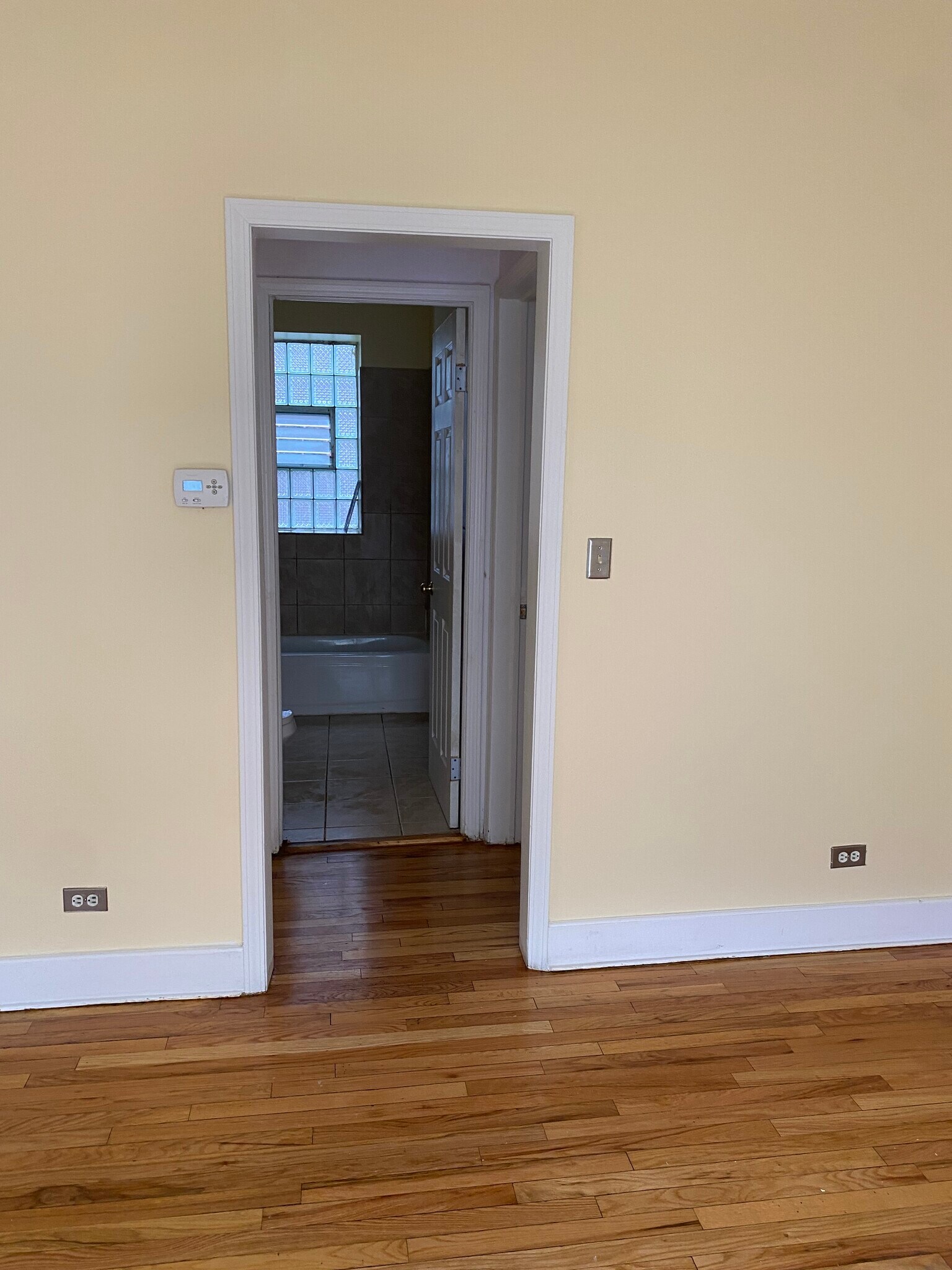 Front Room - 4930 N Kedzie Ave