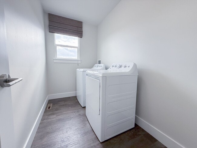 Building Photo - 3 Bed 3 Bath - Townhouse