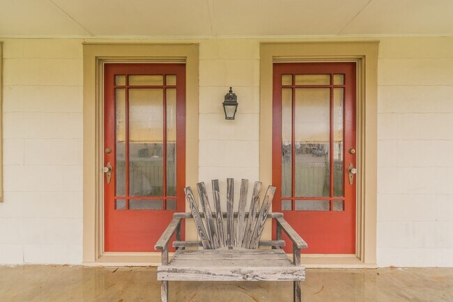 Building Photo - 208 Ella St