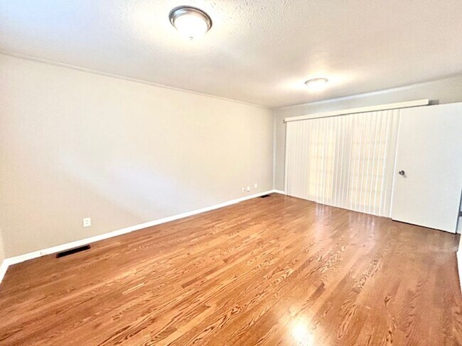 Building Photo - $500 Move In Special-or-$100 off monthly r...