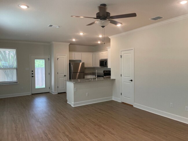 Building Photo - 10218 Lynwood Vlg