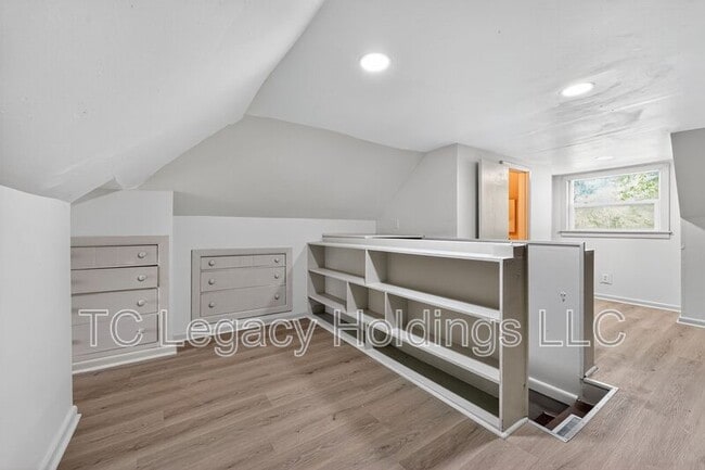 Building Photo - 115 Martin St