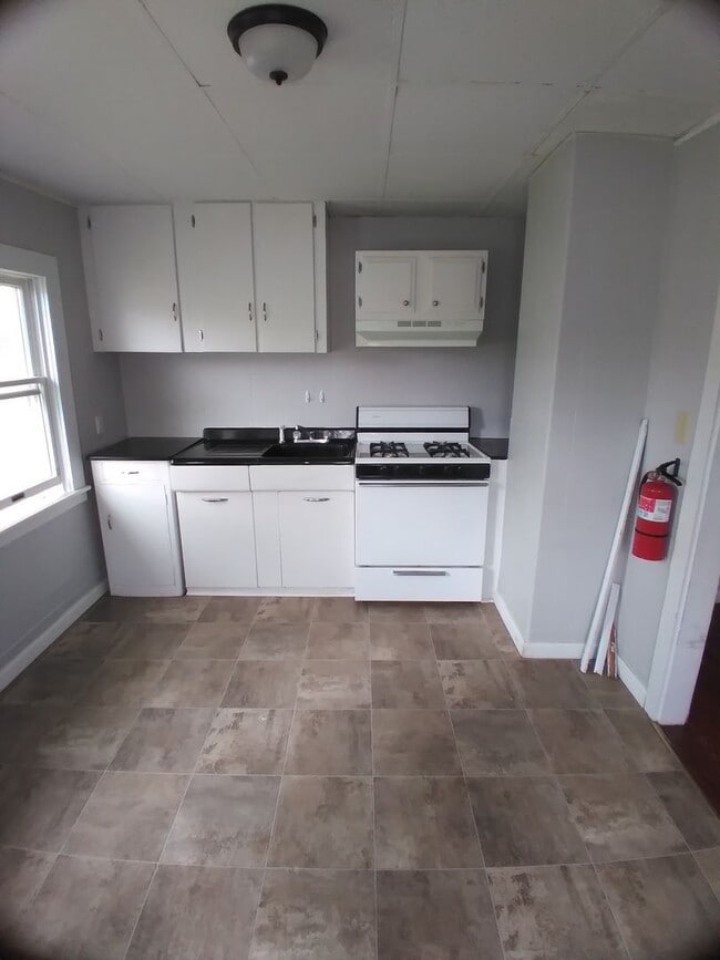 Building Photo - 1-Bedroom 1-Bathroom Apartment For Rent