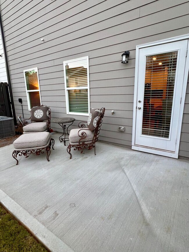 Building Photo - 1 MONTH FREE! 3 Bedroom Townhome in Oakwood!