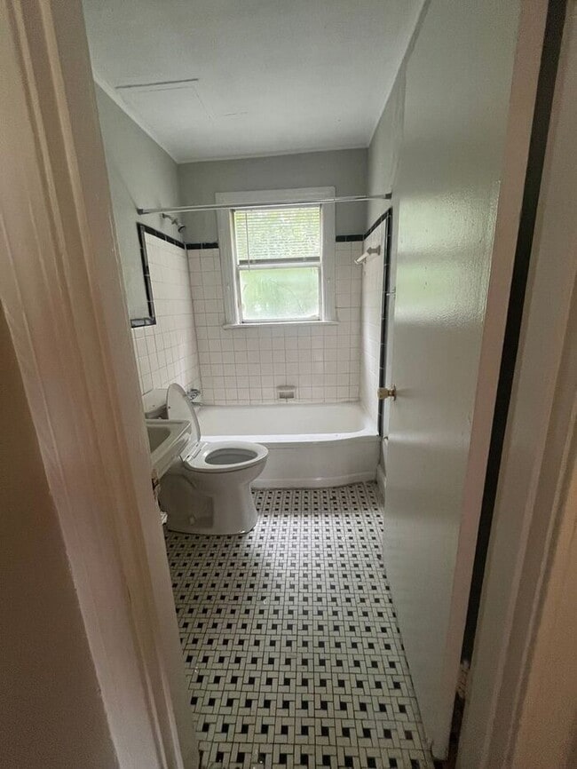 Building Photo - Several Units Available! Lovely 2 bedroom 1 bath classic style apartment