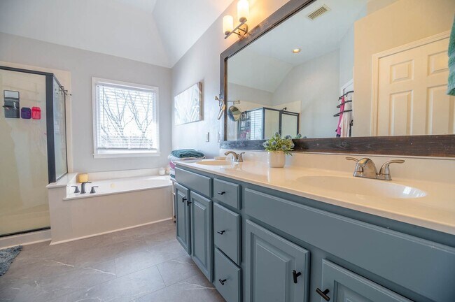 Building Photo - Spacious home situated on a fantastic cul-...