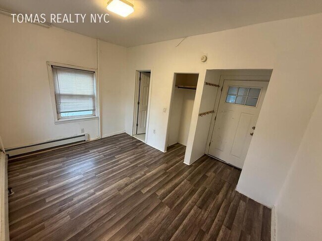 Building Photo - 83 Maple Pl