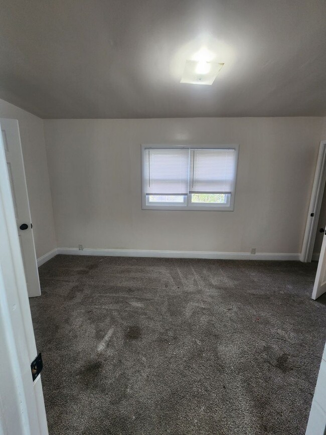 Building Photo - Nice Eastside Two Bedroom with Large Bonus...