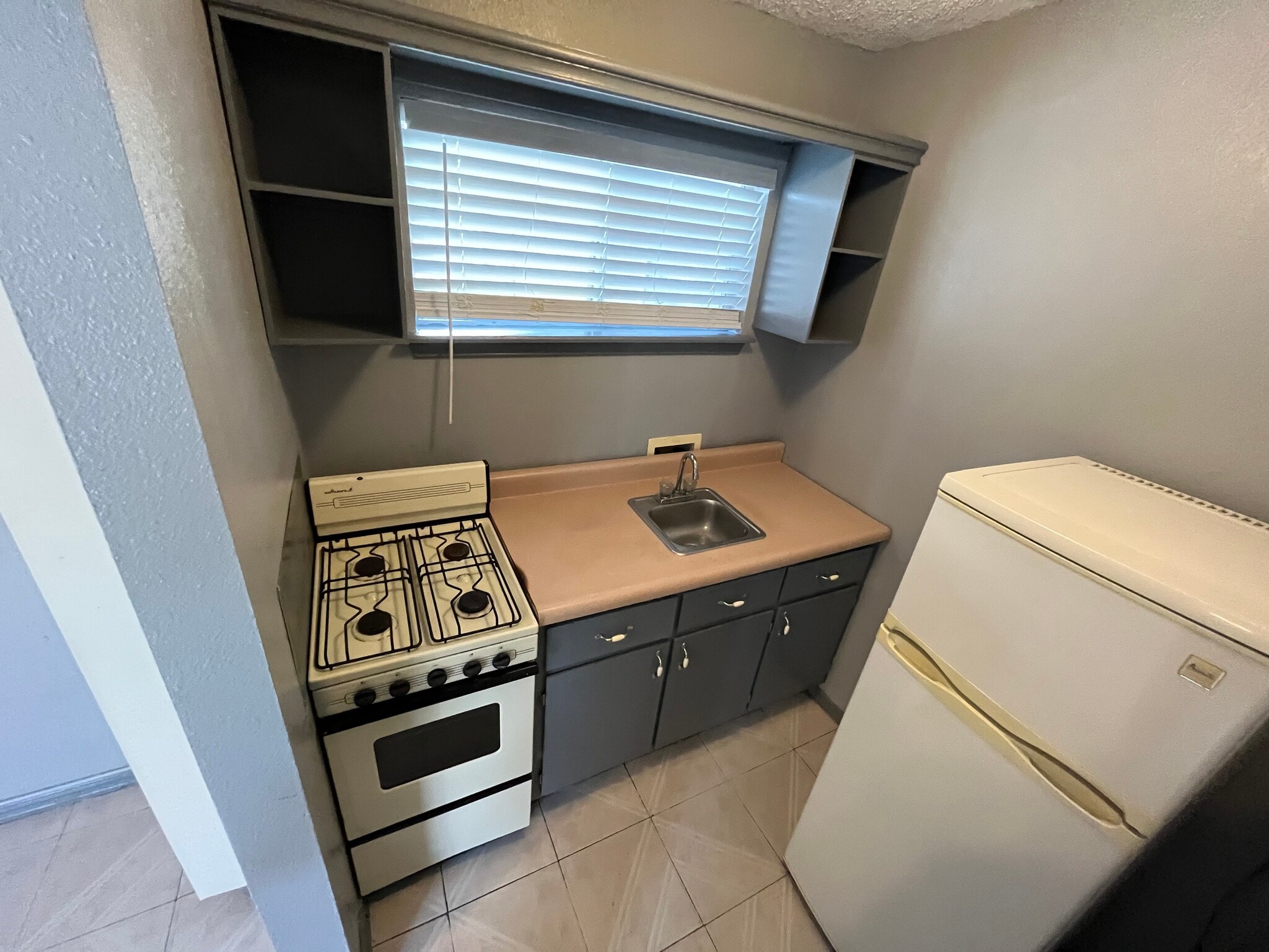Building Photo - 609 Barcelona Dr