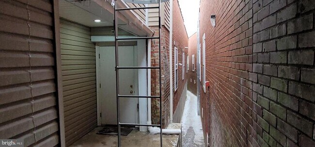 Building Photo - 1729 Centre Ave