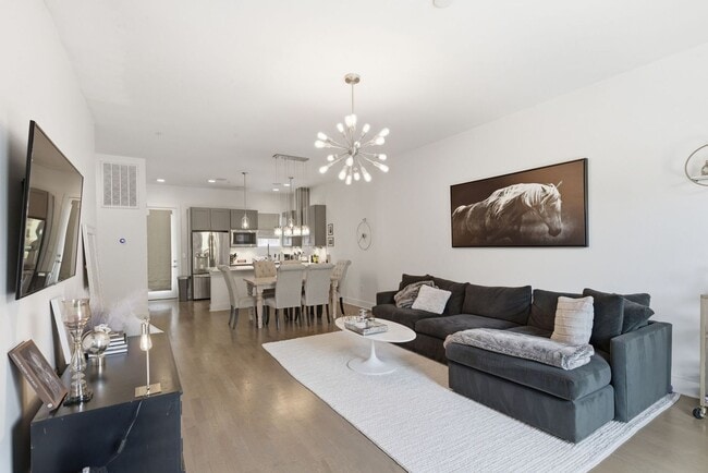 Building Photo - $500 RENT CREDIT if Leased by SEPT 1ST. Location, location, location! Modern Turnkey Townhome Ste...