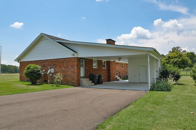 Building Photo - 4 BD, 2 BA Charming Brick Home in Dresden!