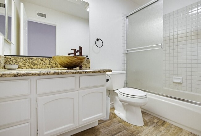 Building Photo - Beautifully Maintained 2 Bed / 2 Bath Home in Gated West Village Community