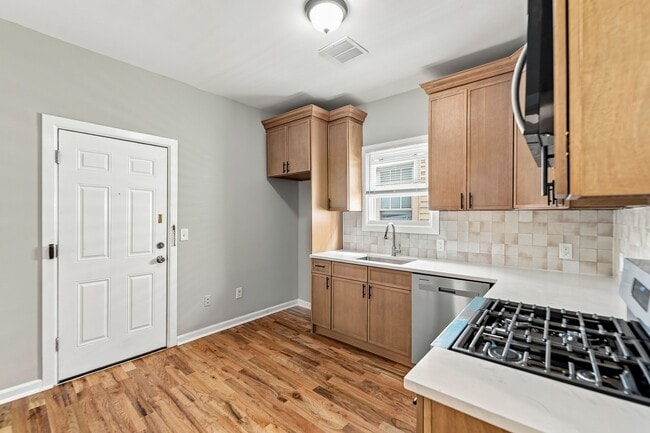 Building Photo - 422 Woodside Ave