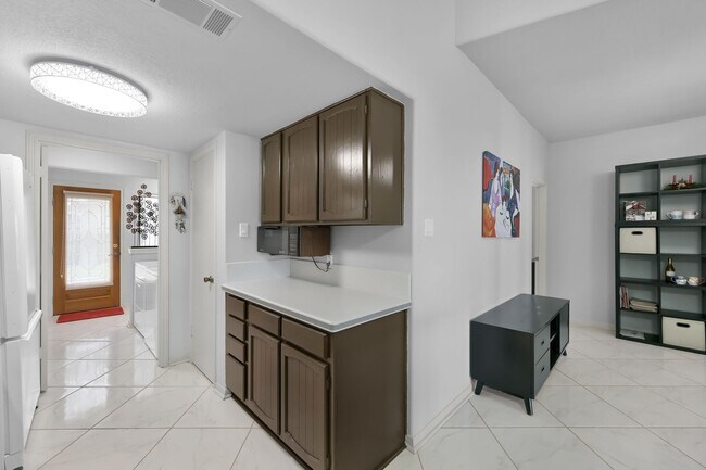 Building Photo - Fully Furnished 2 bedroom Lakefront with 1...