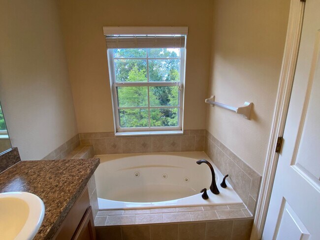 Building Photo - Townhome in Gated Community in the heart of Oviedo