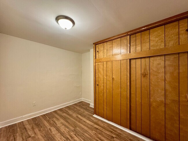 Building Photo - Charming 2 Bedroom/1 Bathroom Townhome in Ellwood Park–Monument neighborhood!