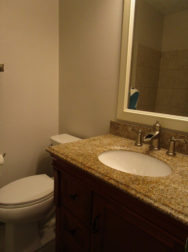 Building Photo - Large 4 Bedroom Townhouse in Gaithersburg!...