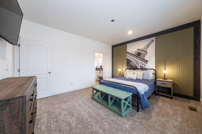 Building Photo - 523 W Vance Dr