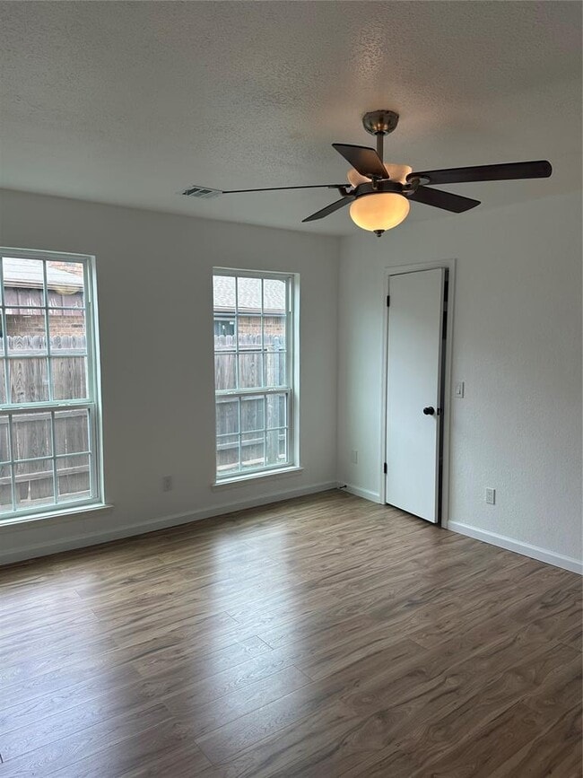 Building Photo - 1318 Alviola Ave