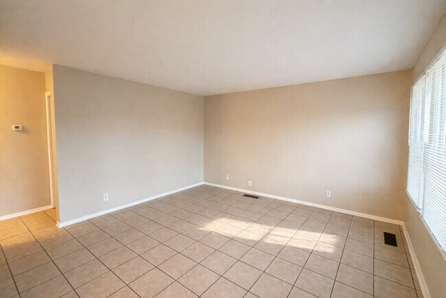 Building Photo - West/Wayne Township!
