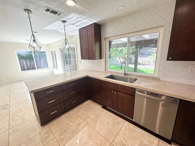 Building Photo - Rare opportunity spacious remodeled Camarillo Home on cul-de-sac with Electricity included!