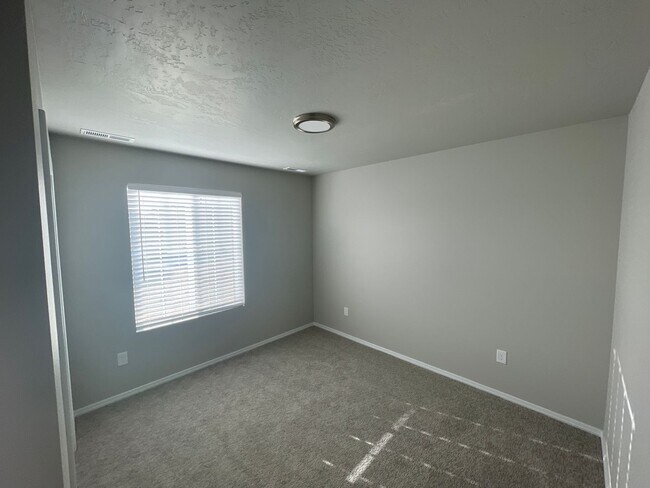 Building Photo - 3 bedroom, 2 bath home on a cul-de-sac