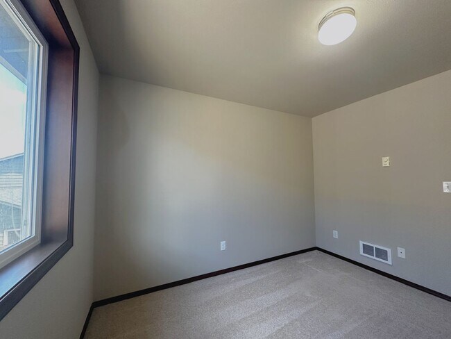 Building Photo - Beautiful 4-Bedroom 2.5-Bathroom Home in M...