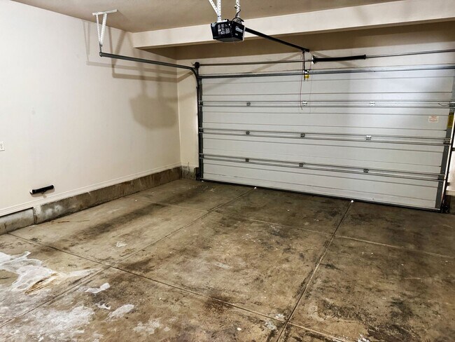 Building Photo - Spacious 3-4 Bedroom Home with Low Mainten...