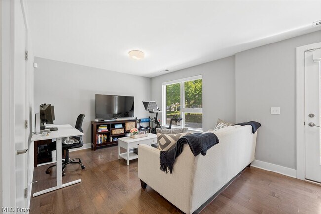 Building Photo - 1240 W 70th St