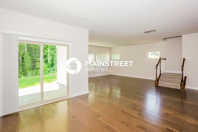 Building Photo - 4 Bedroom Pet-Friendly Home in Charlotte, NC with Main Street Renewal