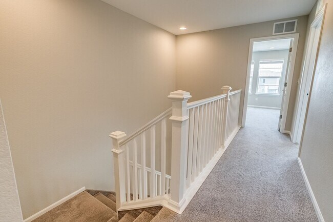 Building Photo - Spacious 4BR Townhome in Denver