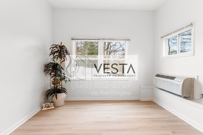 Building Photo - 220 Meredith Lp