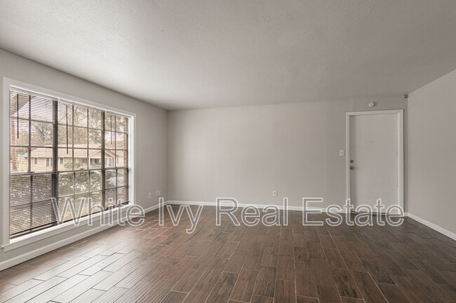 Building Photo - 818 University Ave