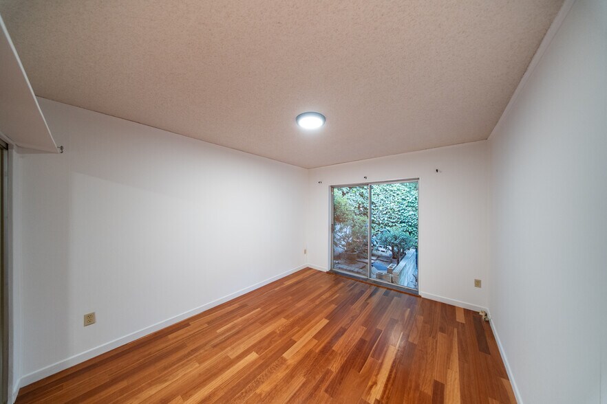 Building Photo - 8639 Crescent Dr