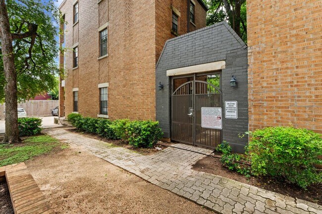 Building Photo - 203 E 31st St