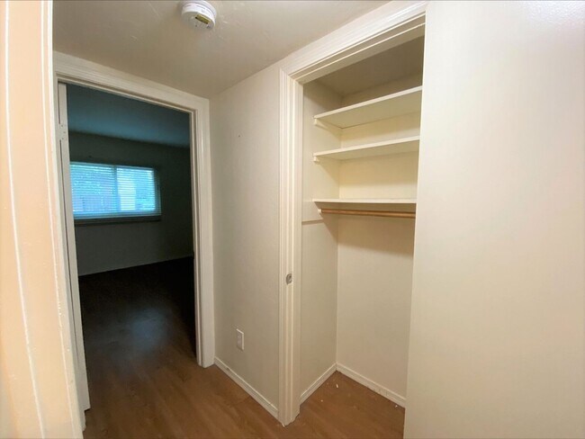 Building Photo - Awesome PL Location! Exclusive Garage! Balcony!