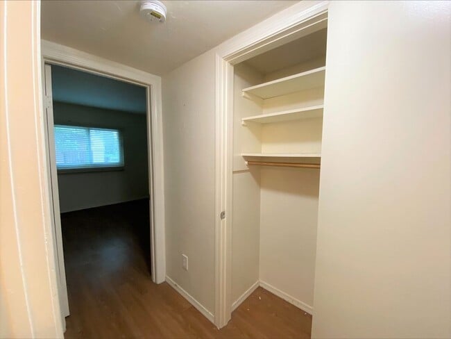 Building Photo - DOUBLE Car Garage! Balcony! Walkable to Restaurants!